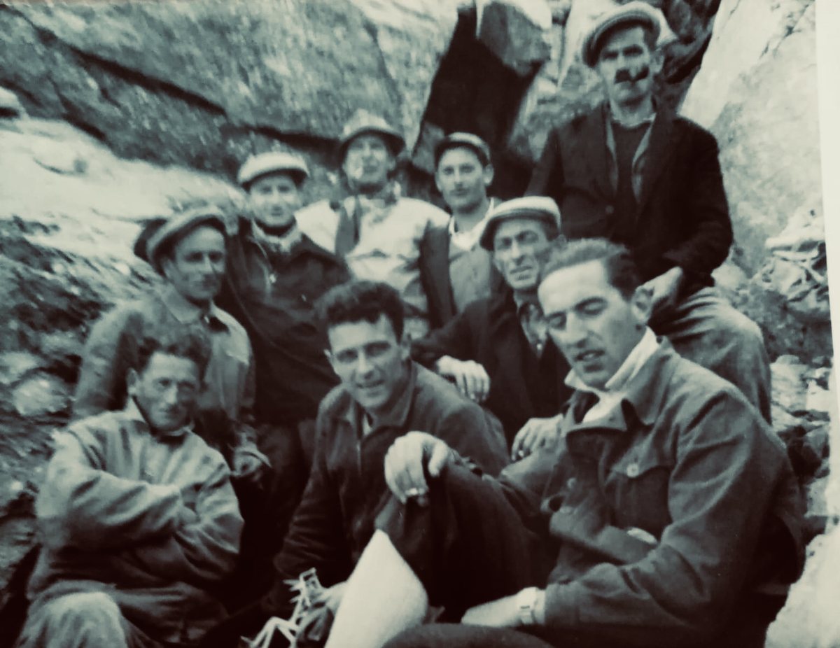 Les hommes du secours alpin au refuge