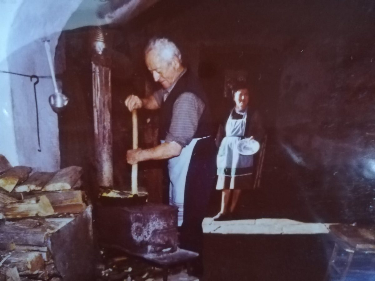 Sebastiano au fourneau à bois du refuge