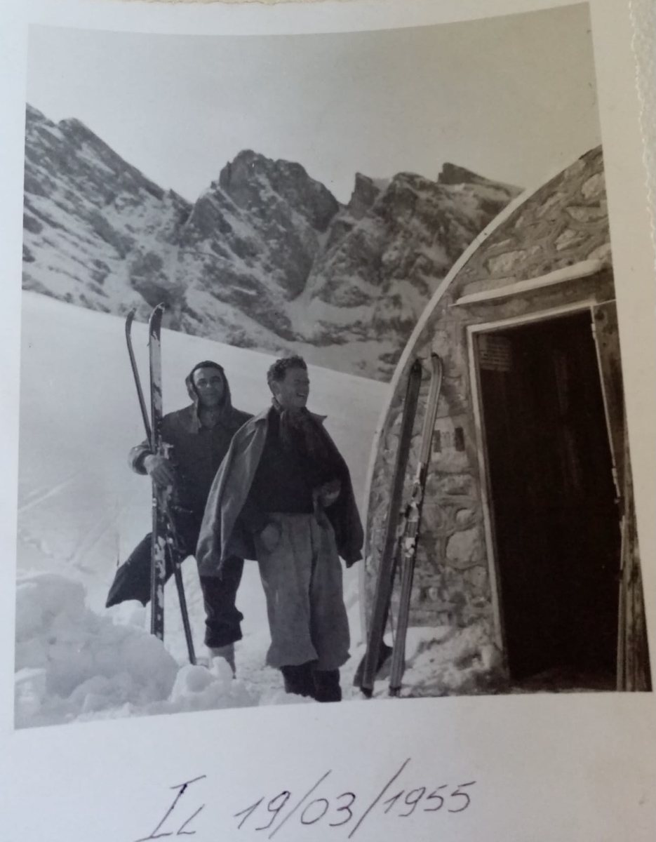 Skieurs devant le Refuge Garelli, 19 mars 1955
