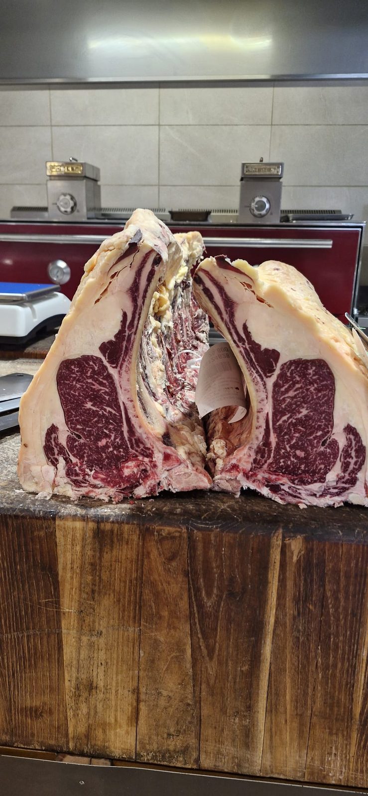 Côtes de bœuf maturées sur le billot, devant le Josper — Chez Bastianin