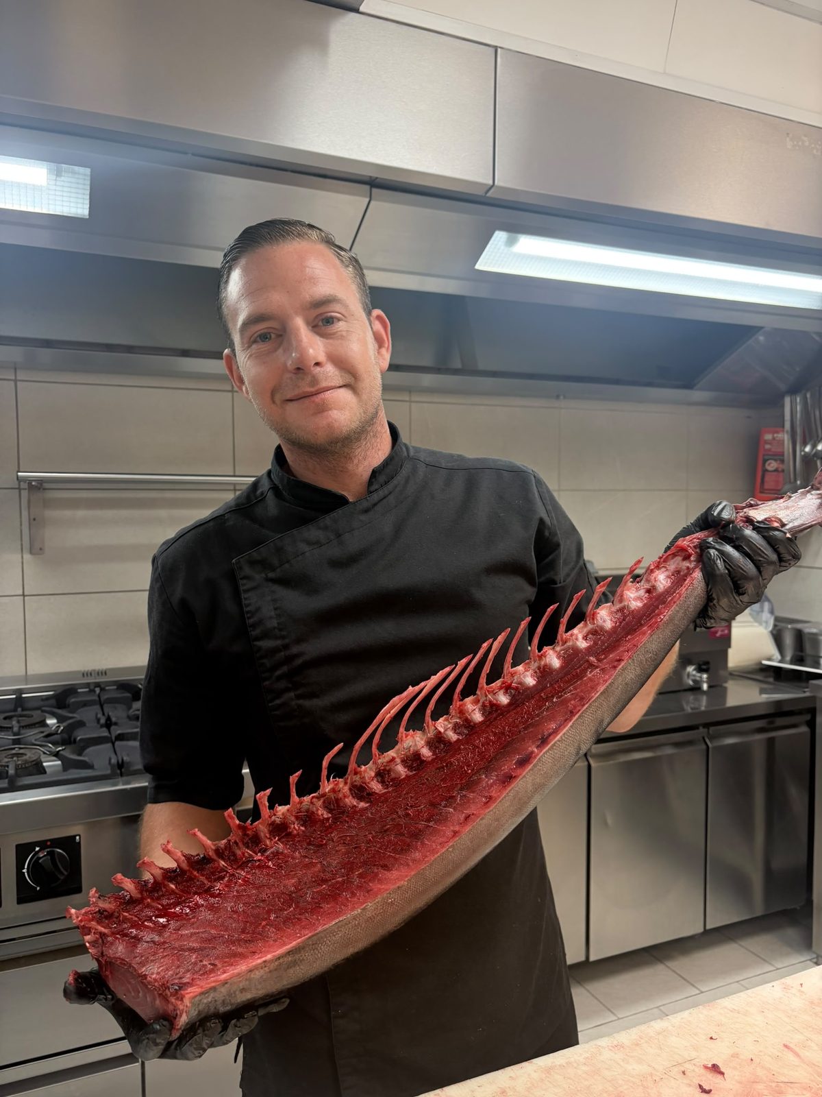 Le chef Kevin Soria au travail sur le thon rouge — Chez Bastianin