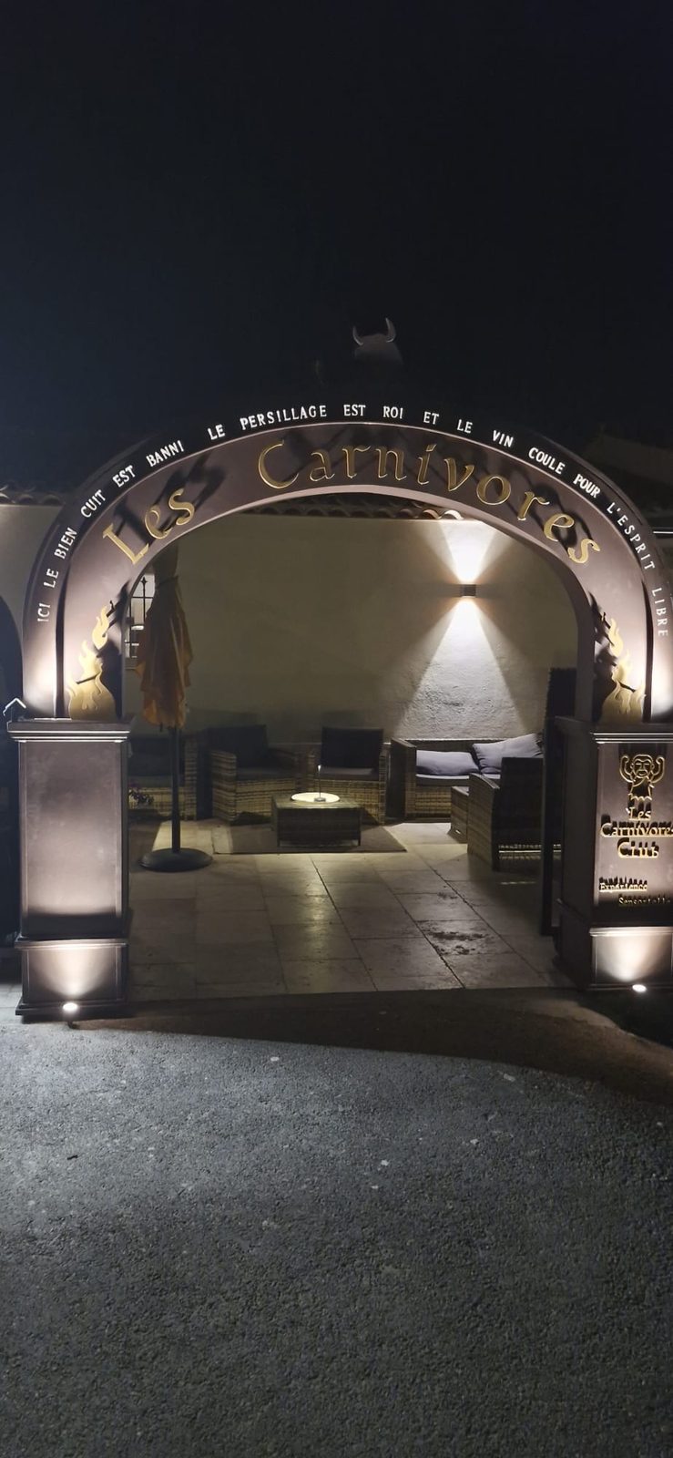 L'entrée du patio de Chez Bastianin — Plan-de-la-Tour