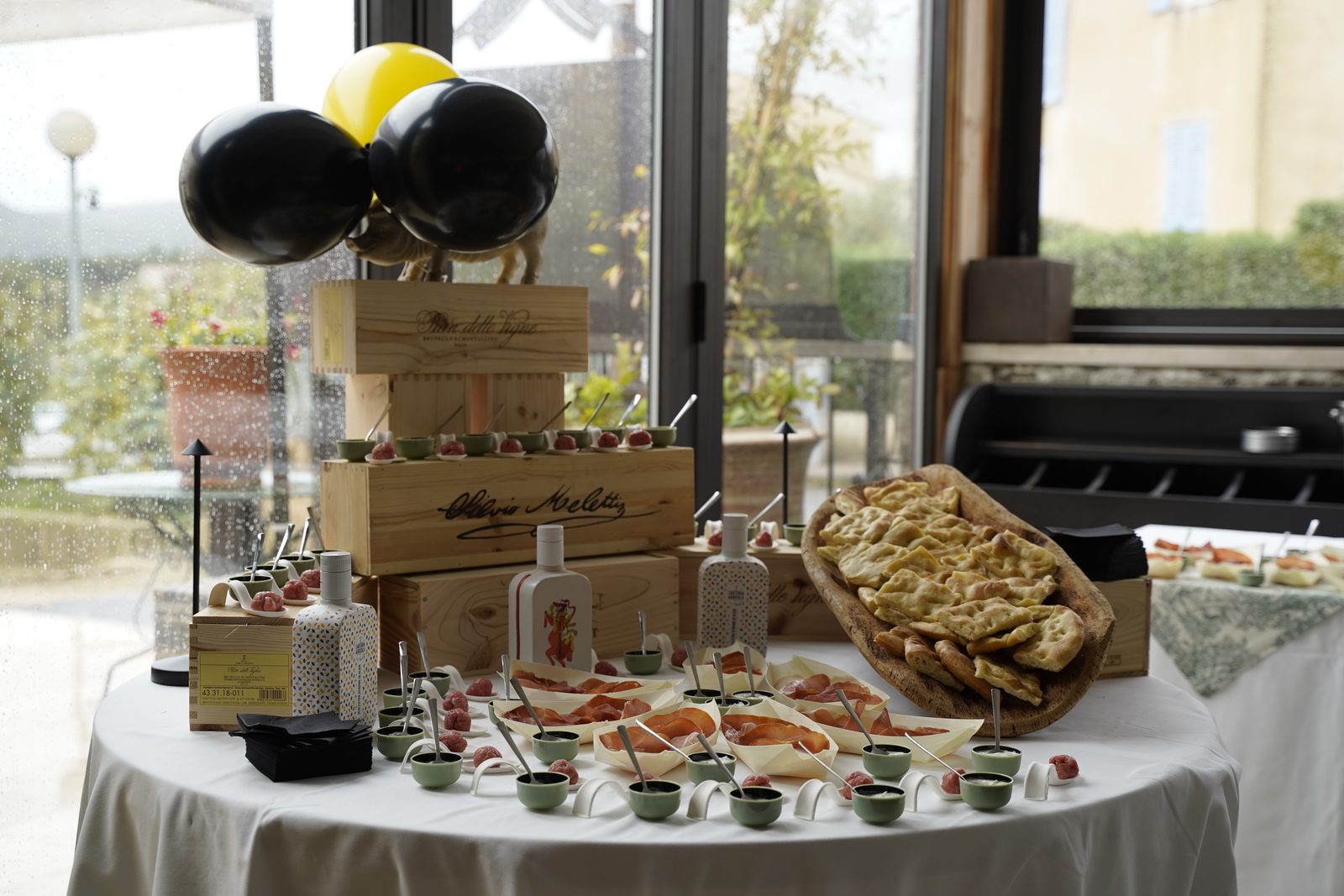 Le buffet sur caisses de grands crus — Chez Bastianin