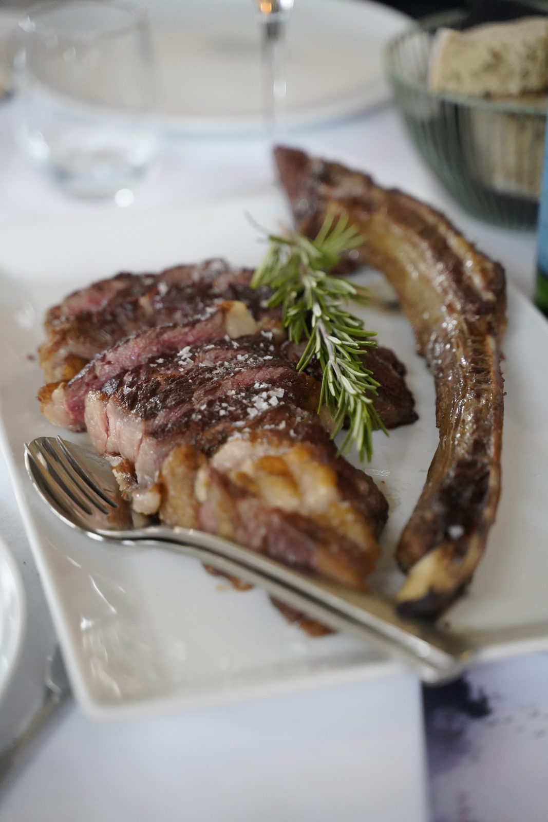 La côte de bœuf tranchée, romarin et fleur de sel — Chez Bastianin