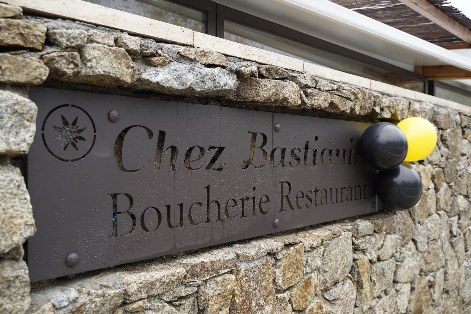 L'enseigne en pierre de Chez Bastianin — Plan-de-la-Tour