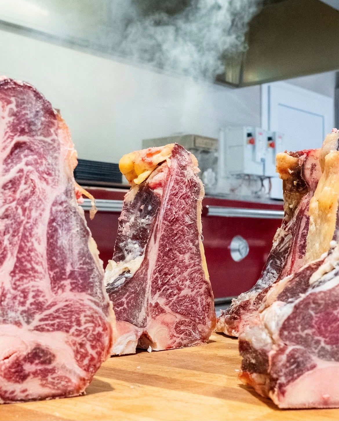 T-bones maturés devant le Josper — Chez Bastianin