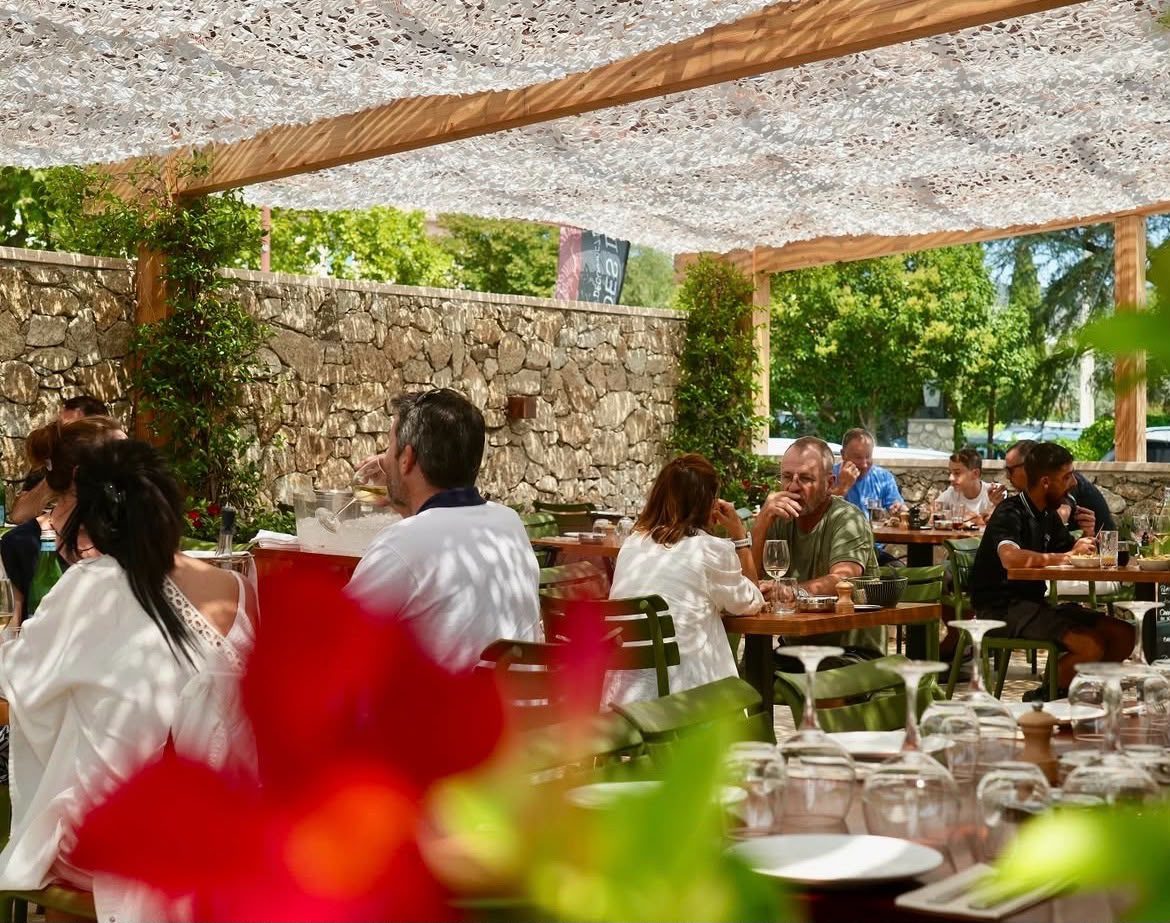 La terrasse sous la pergola en plein service — Chez Bastianin