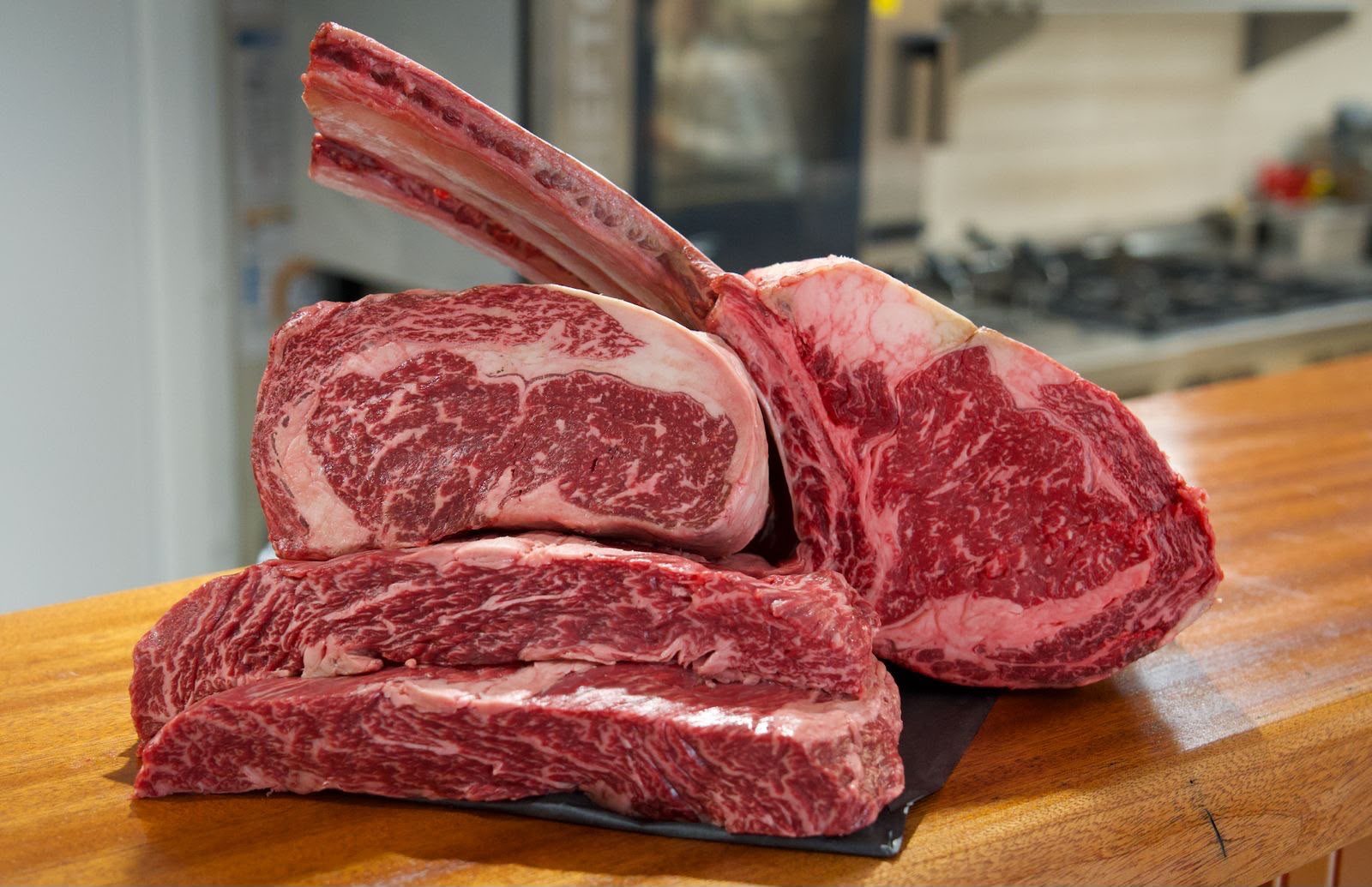 Trio de côtes de Wagyu crues — Chez Bastianin